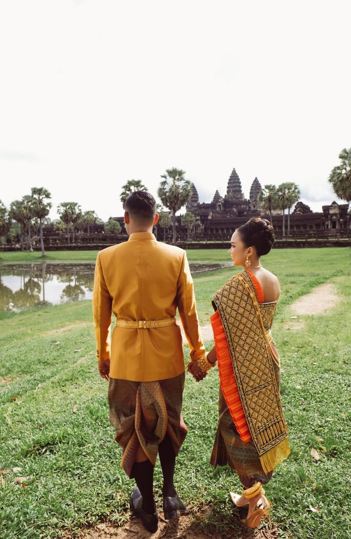 The couple walking toward Angkor Wat